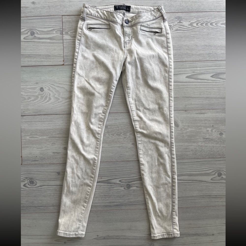 GUESS Low-Rise Skinny Jean